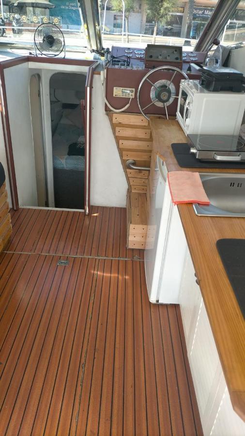 Barco Lucky Botel Sant Adria de Besos